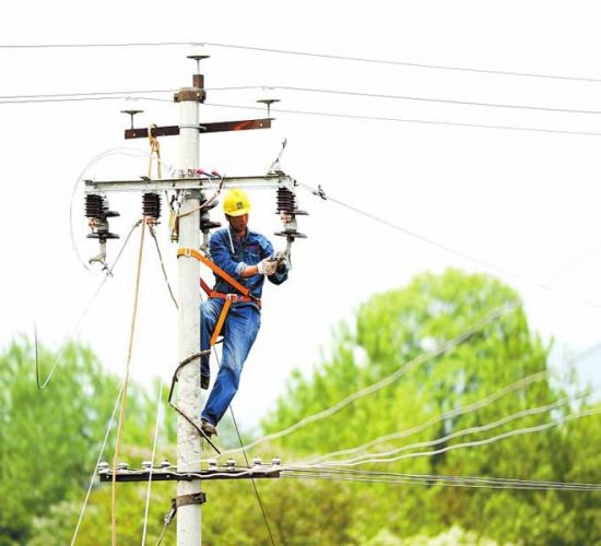 农村电网升级改造架线作业